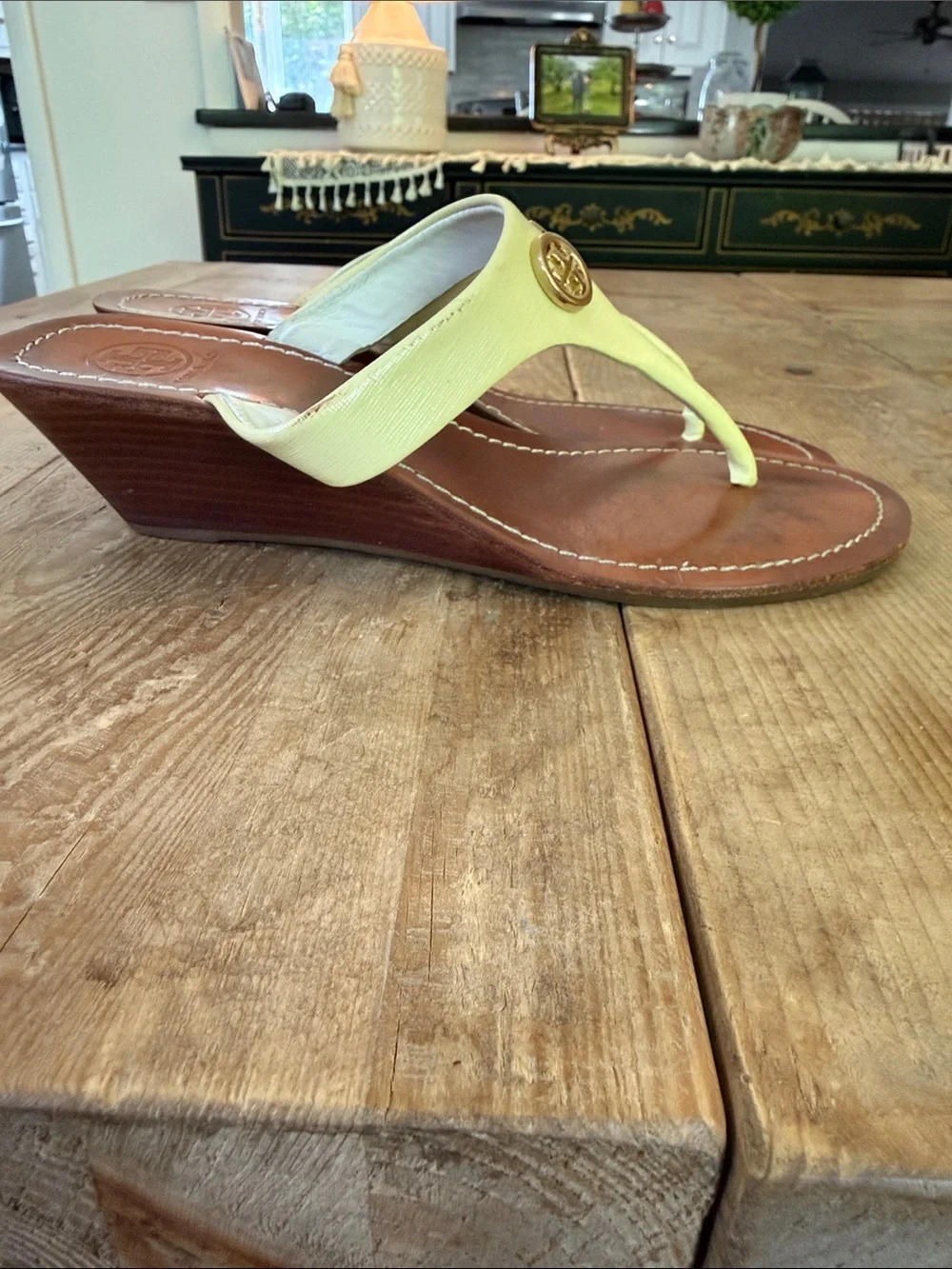 Tory Burch Pale Yellow Leather Thong Sandals with Gold Logo